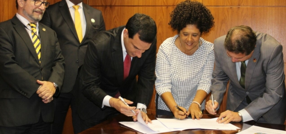 Convênio que cria a Escola do Legislativo na Câmara de Salvador é assinado 