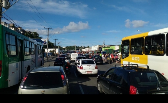 Motoristas enfrentam retenção nas imediações da Feira de São Joaquim