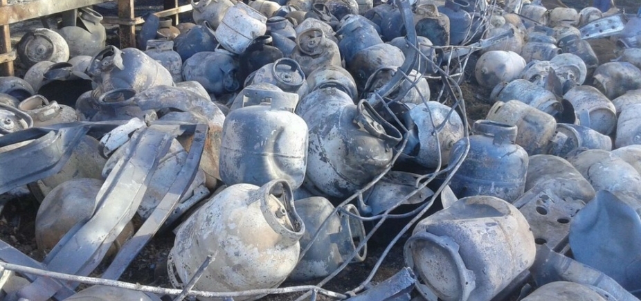 Carreta que transportava gás tomba e pega fogo em Ibirapitanga