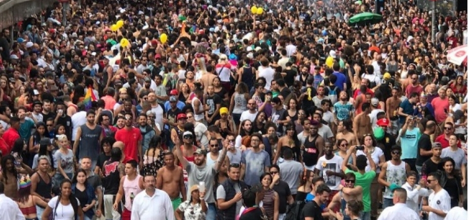 Parada LGBT lota ruas de São Paulo neste domingo