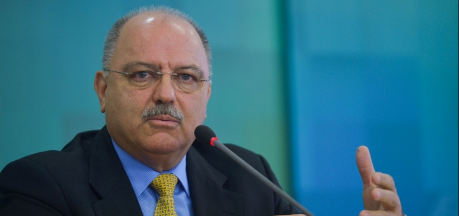 Ministro da Segurança Institucional entrega identidade de agente da CIA no Brasil