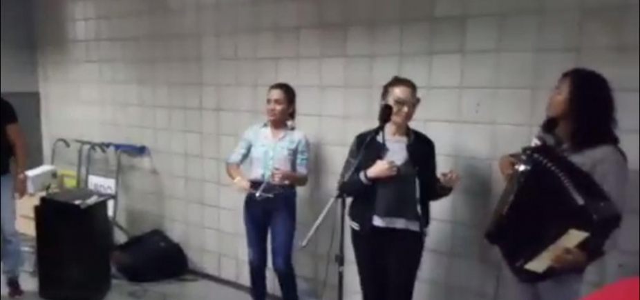 Solange Almeida dá palinha durante receptivo de forró no Aeroporto de Salvador
