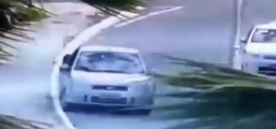 Câmeras da Transalvador flagram carro trafegando na contramão na Av. ACM; vídeo