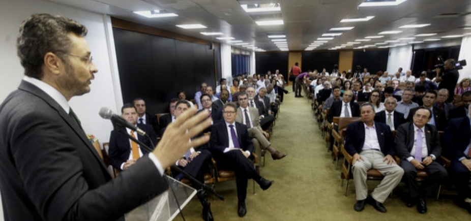 Secretário garante adiantamento de 30% do salário de servidores estaduais 