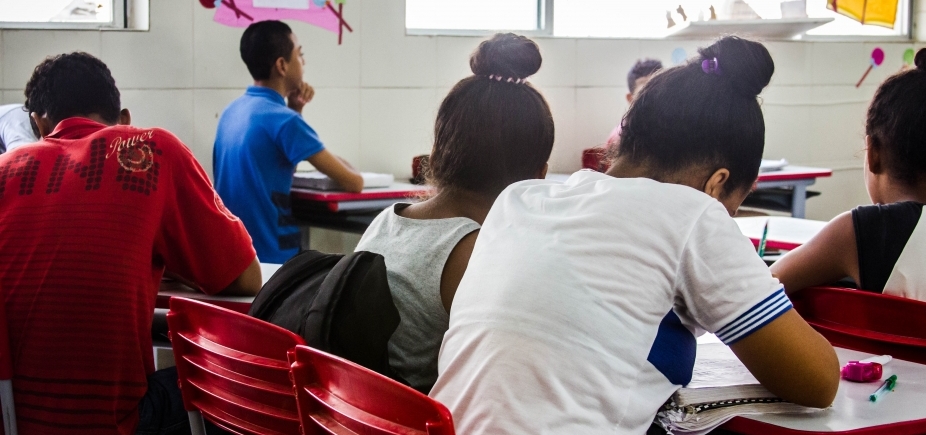 Ouvinte da Metrópole contesta secretário sobre falta de fardas: \'Tá mal informado\'