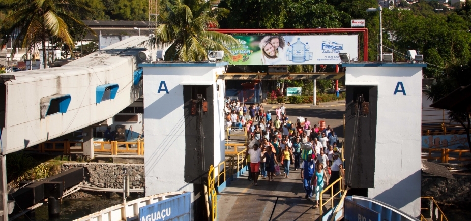 Com movimento intenso no ferry, pedestre espera mais de 1h30 para embarcar