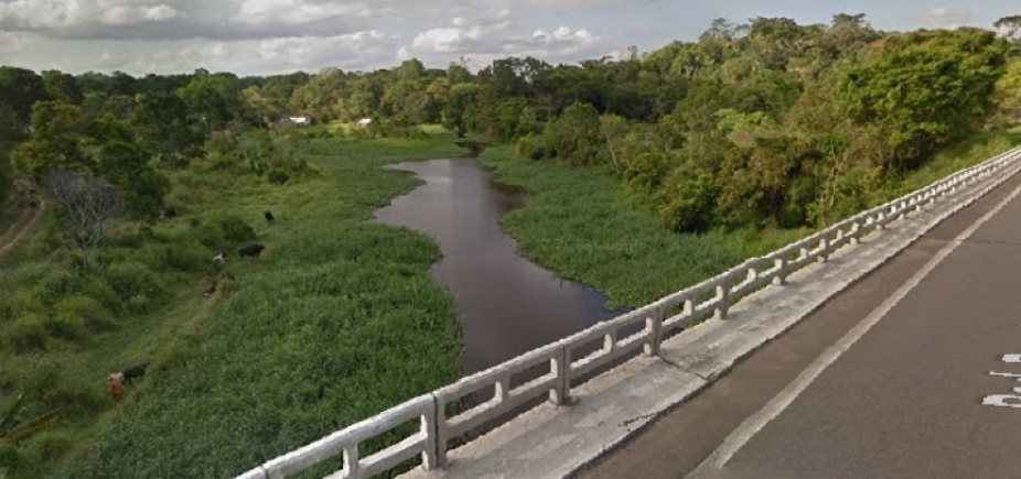 Carro cai de ponte e vai parar dentro de rio na região de Itajuípe; dois morreram