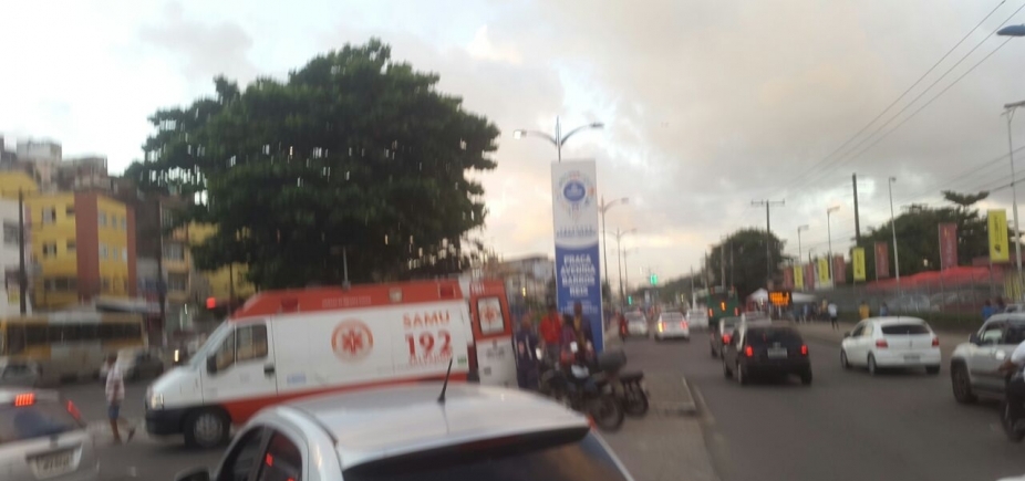 Acidente na Avenida Barros Reis deixa trânsito lento na região
