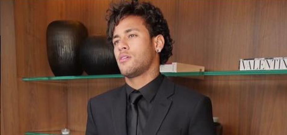 Solteiro, Neymar aparece com cabelo novo e visual vira piada