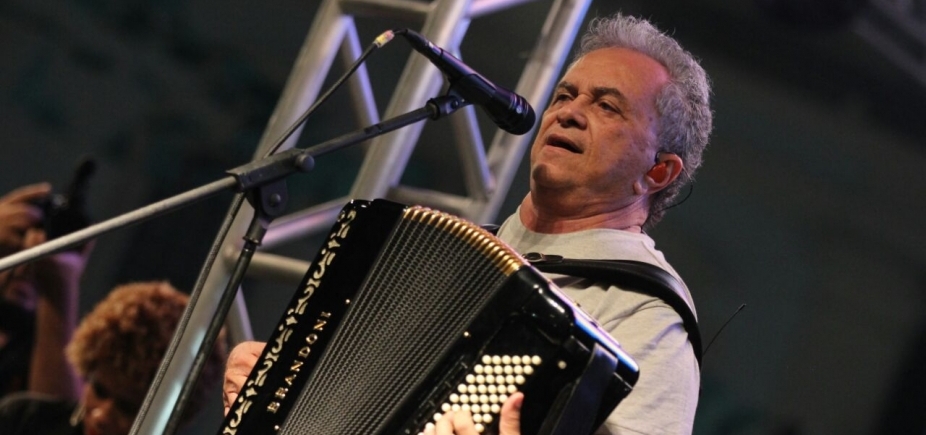Flávio José toca para multidão no Terreiro de Jesus