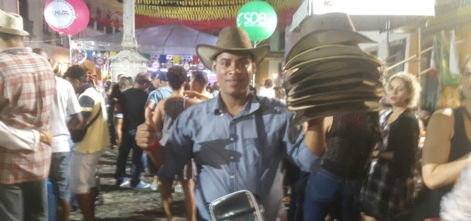 Motorista do Uber vende chapéus de couro durante o São João para completar renda
