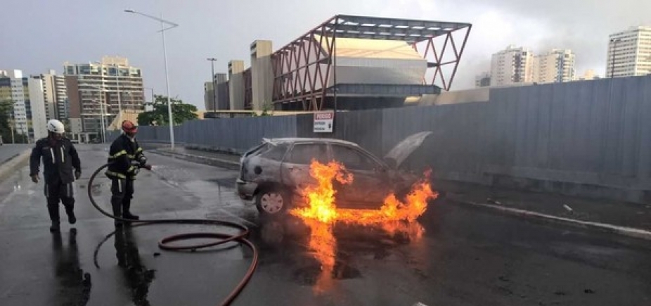 Carro fica destruído ao pegar fogo em colisão no Stiep; ninguém se feriu 