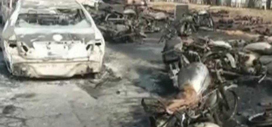 Caminhão-tanque explode e mata mais de 140 no Paquistão; vítimas tentavam pegar gasolina após acidente 