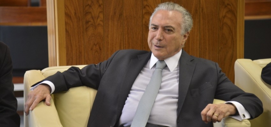 Temer convoca reunião com ministros e líderes do governo para este domingo 