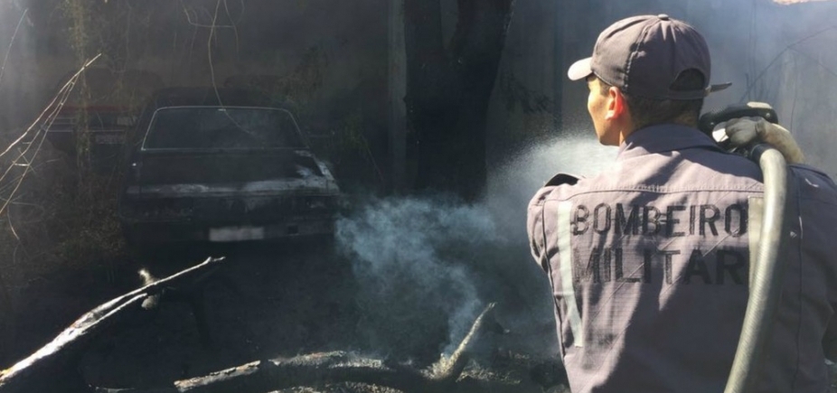 Barreiras: incêndio atinge depósito de carros antigos neste domingo
