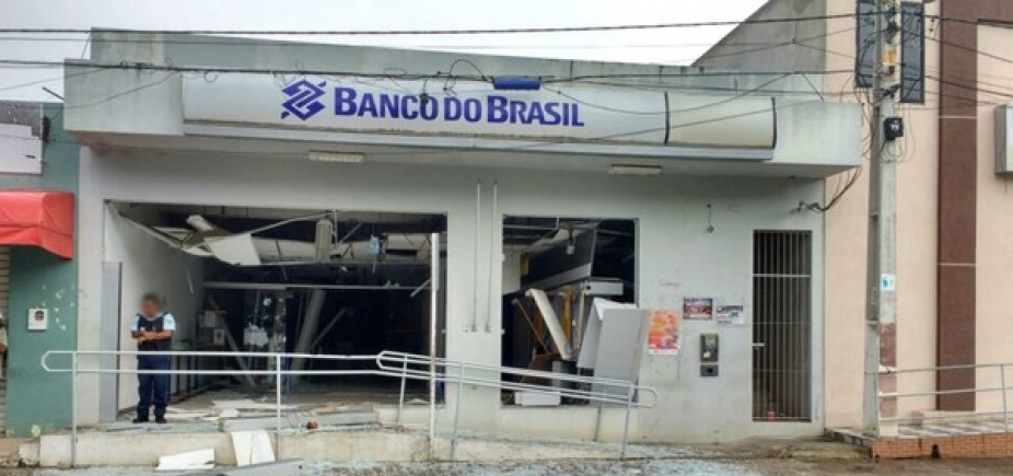 Quadrilha assalta agência bancária em Várzea da Roça e incendeia carro na BA-130