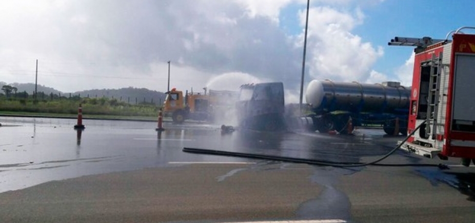 Carreta com produto químico pega fogo e interdita BA-093 na região de Pojuca 
