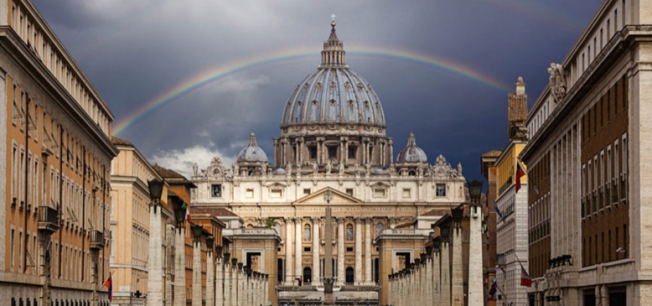 Encarregado de finanças do Vaticano é acusado de pedofilia; cardeal nega