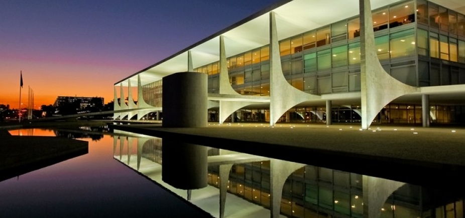 Adolescente pega carro dos pais escondido e invade Palácio da Alvorada