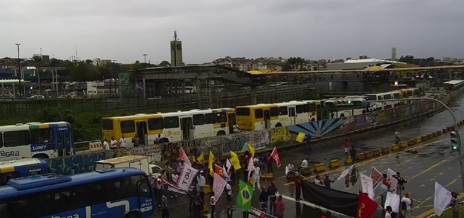 Greve geral: manifestantes fecham Av. ACM e congestionam trânsito em Salvador