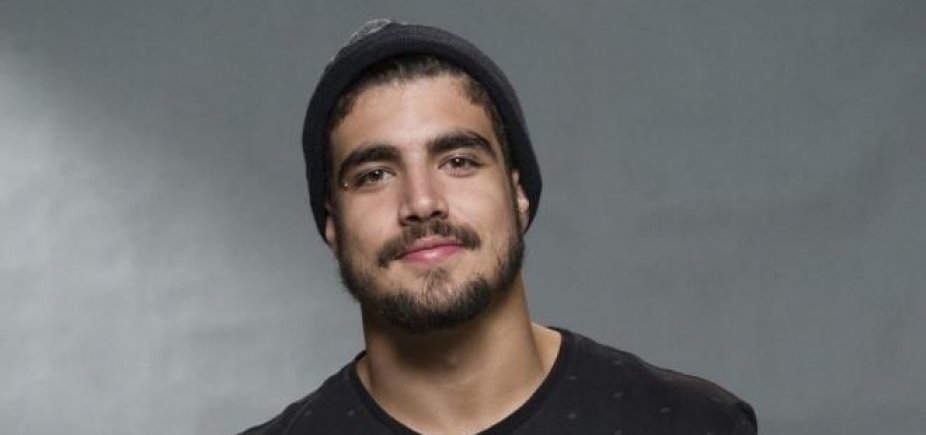 Durante brincadeira, galã da Globo revela que gostaria de saber como é transar com homens
