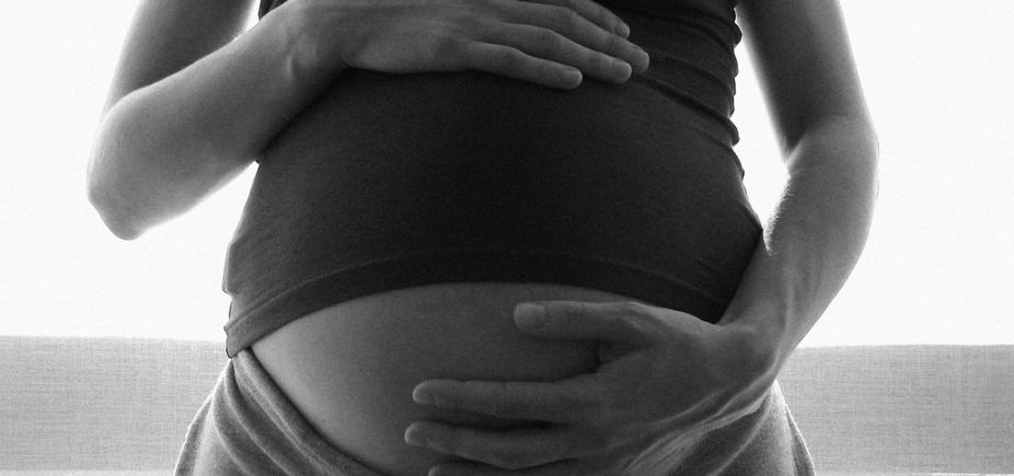 Bebê baleado ainda na barriga da mãe poderá recuperar movimentos, dizem médicos