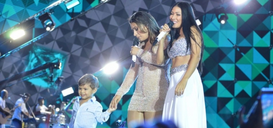 Show de fofura! Filho de Simone, dupla de Simaria, rouba a cena ao \'invadir\' palco; vídeo
