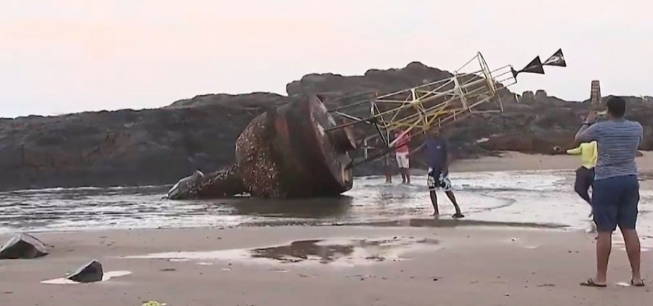 Vento arrasta boia de seis toneladas da Barra até o Rio Vermelho 