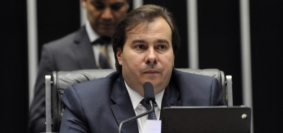 Rodrigo Maia afirma que vai respeitar \'rigorosamente\' rito de denúncia contra Temer
