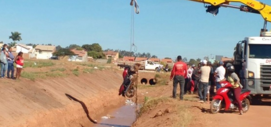 Motociclista de 32 anos cai dentro de canal e morre em Luís Eduardo Magalhães