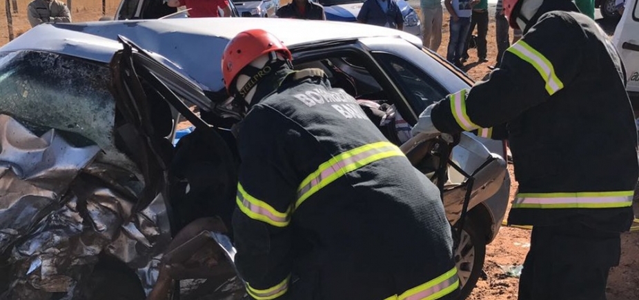 Colisão entre dois carros deixa três mortos e um ferido na BR-020