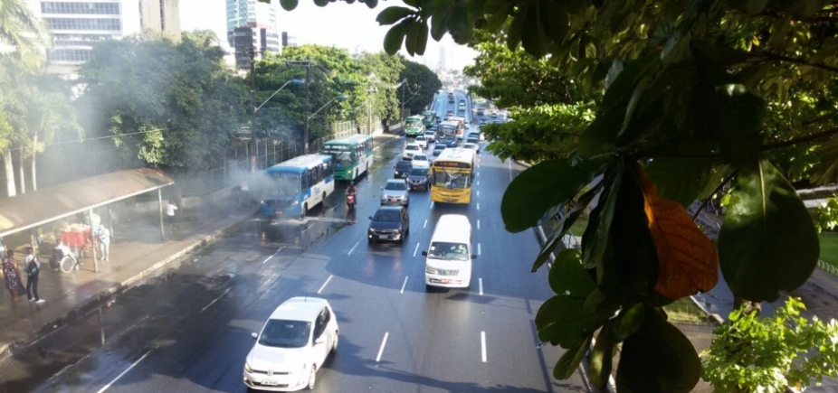 Princípio de incêndio em ônibus na Av. Tancredo Neves assusta passageiros 