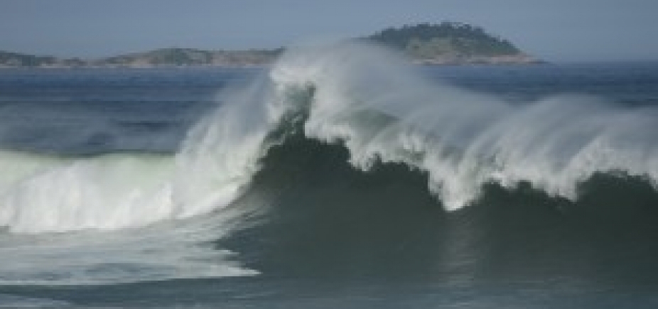 Ondas podem chegar a 4 metros e previsão é de mau tempo na Bahia, alerta Marinha