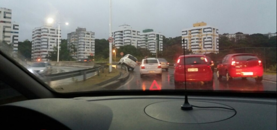 Motorista perde controle e carro sobe em guard rail do viaduto do Imbuí