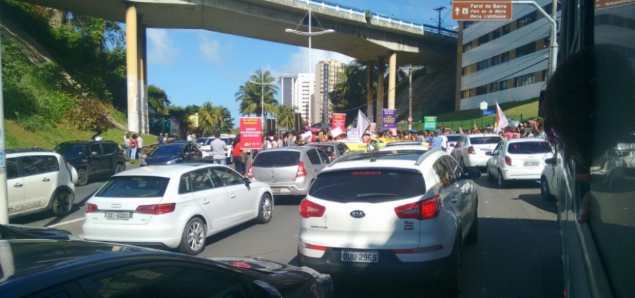 Professores municipais deflagram paralisação e fazem ato na Av. Garibaldi 