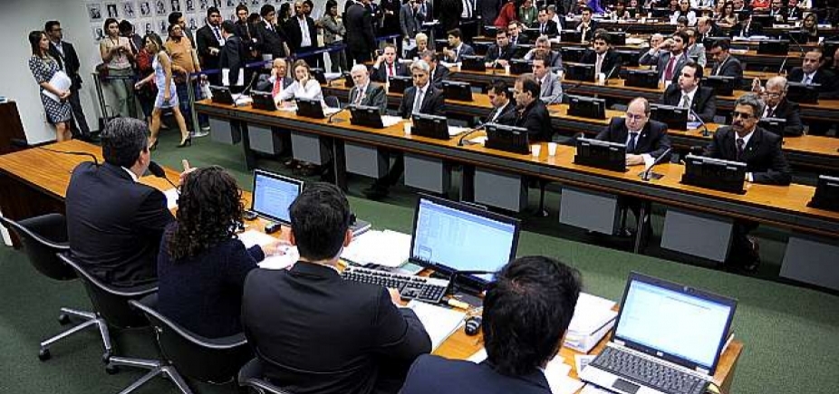 Peemedebistas protocolam voto em separado sobre denúncia contra Temer na CCJ 