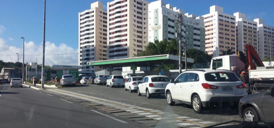 Motoristas fazem fila para promoção em posto e congestionam o Costa Azul