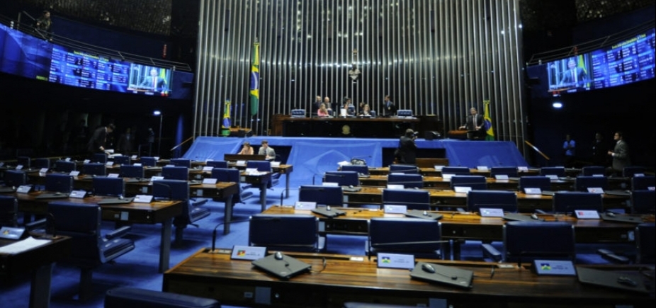 Após seis horas, senadoras mantêm ocupação e sessão da reforma trabalhista segue suspensa