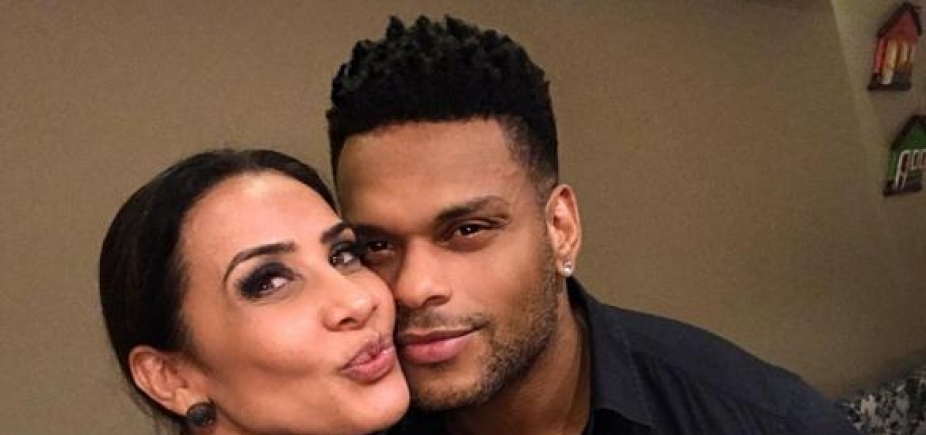 Cantor Tony Salles, marido de Scheila Carvalho, é internado com malária após show na África