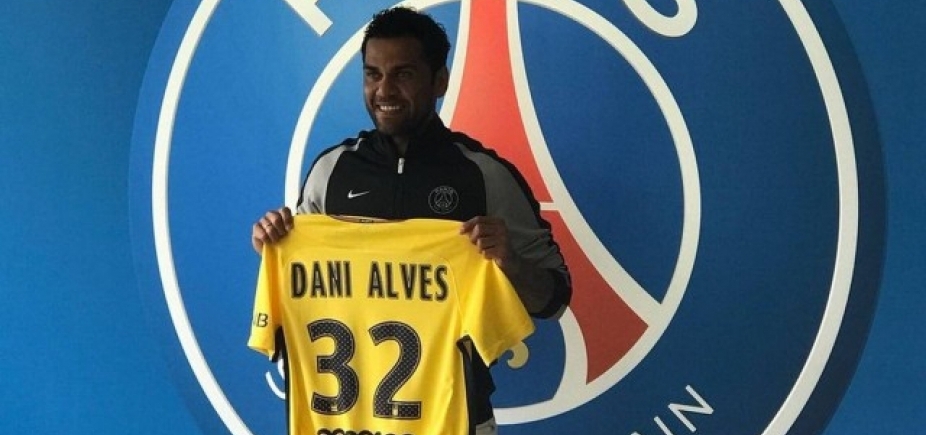 Daniel Alves é apresentado como novo jogador da Paris Saint-Germain; contrato é de dois anos