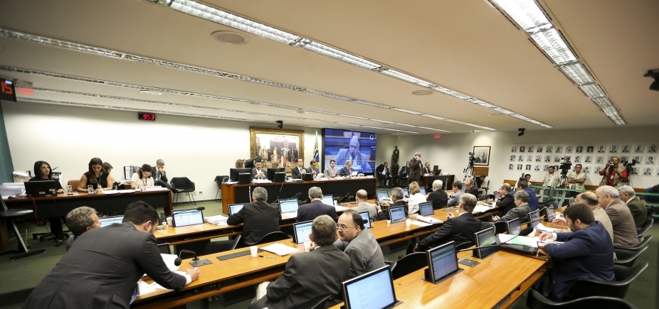 CCJ rejeita parecer que recomendava continuidade da denúncia contra Temer