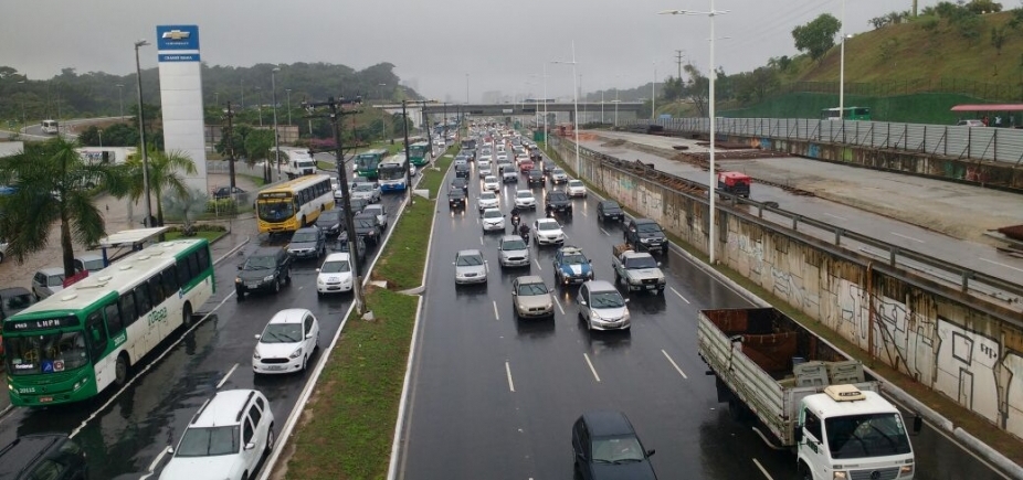 Chuva causa alagamentos e deixa trânsito complicado em Salvador