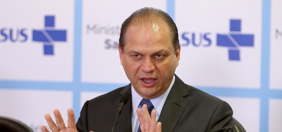 Ministro cria polêmica ao dizer que \'médicos precisam parar de fingir que trabalham\'; entenda