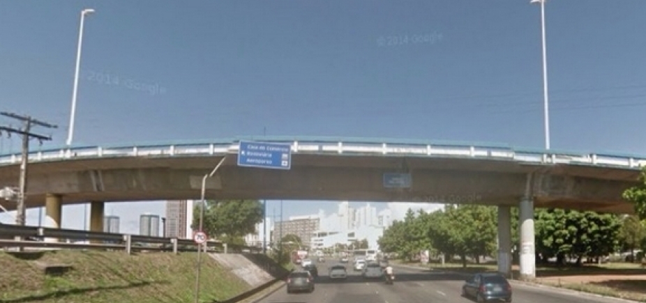 Montagem de passarela altera trânsito na Av. Tancredo Neves