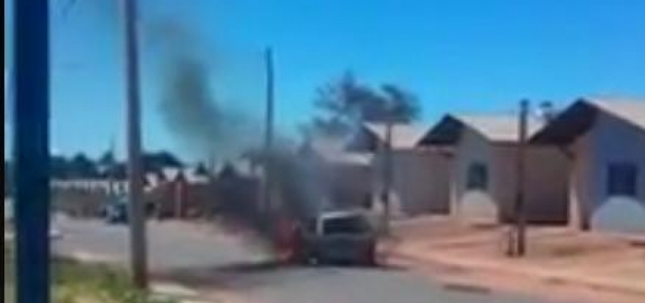 Mulher queima carro do marido após flagrar traição com amante; vídeo