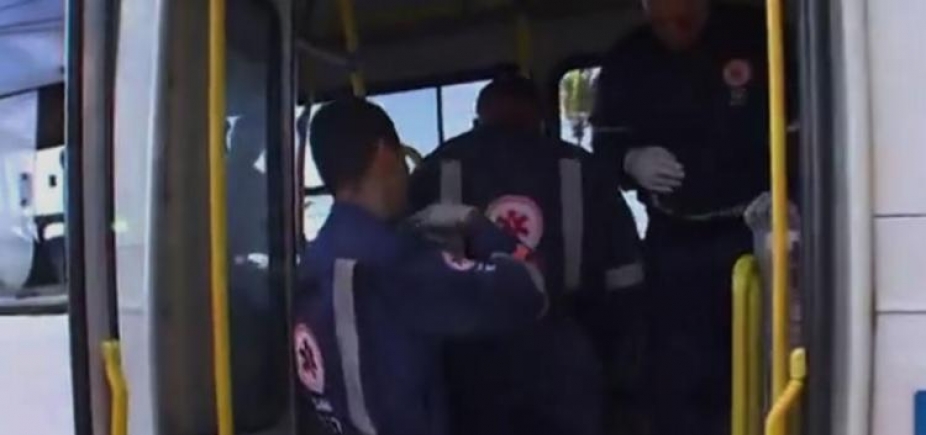 Batida entre ônibus e caminhão deixa 10 feridos em Salvador