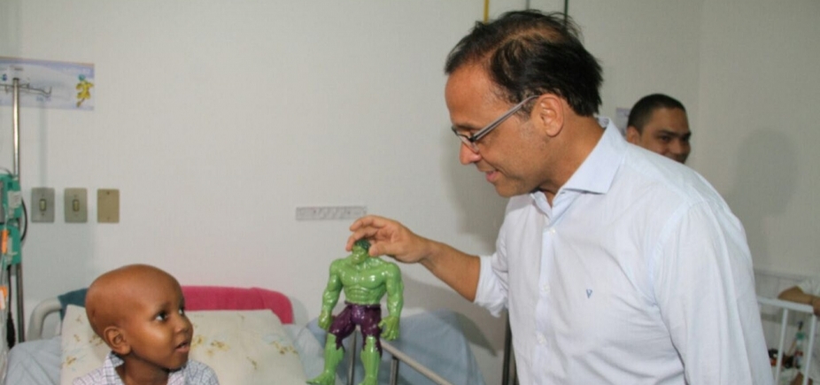 Em campanha contra o câncer, José Eduardo visita Hospital Martagão Gesteira