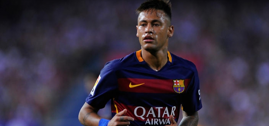 Neymar aceita proposta do PSG e deve deixar o Barcelona nos próximos dias, diz TV