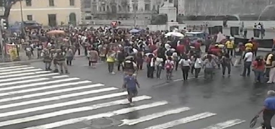 Trabalhadores realizam protesto no Comércio; novo ato está marcado para às 15h
