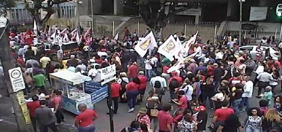 Manifestantes realizam ato em apoio a candidatura de Lula no Campo Grande